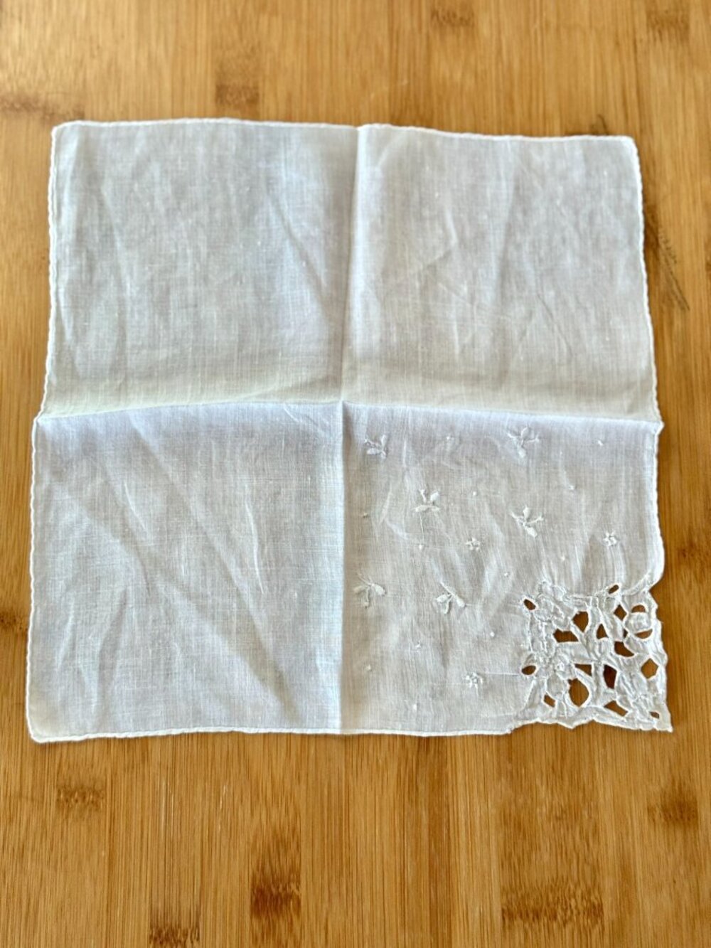 Vintage 1950s Cotton Handkerchief In White With Floral  Embroidery Details / Vin